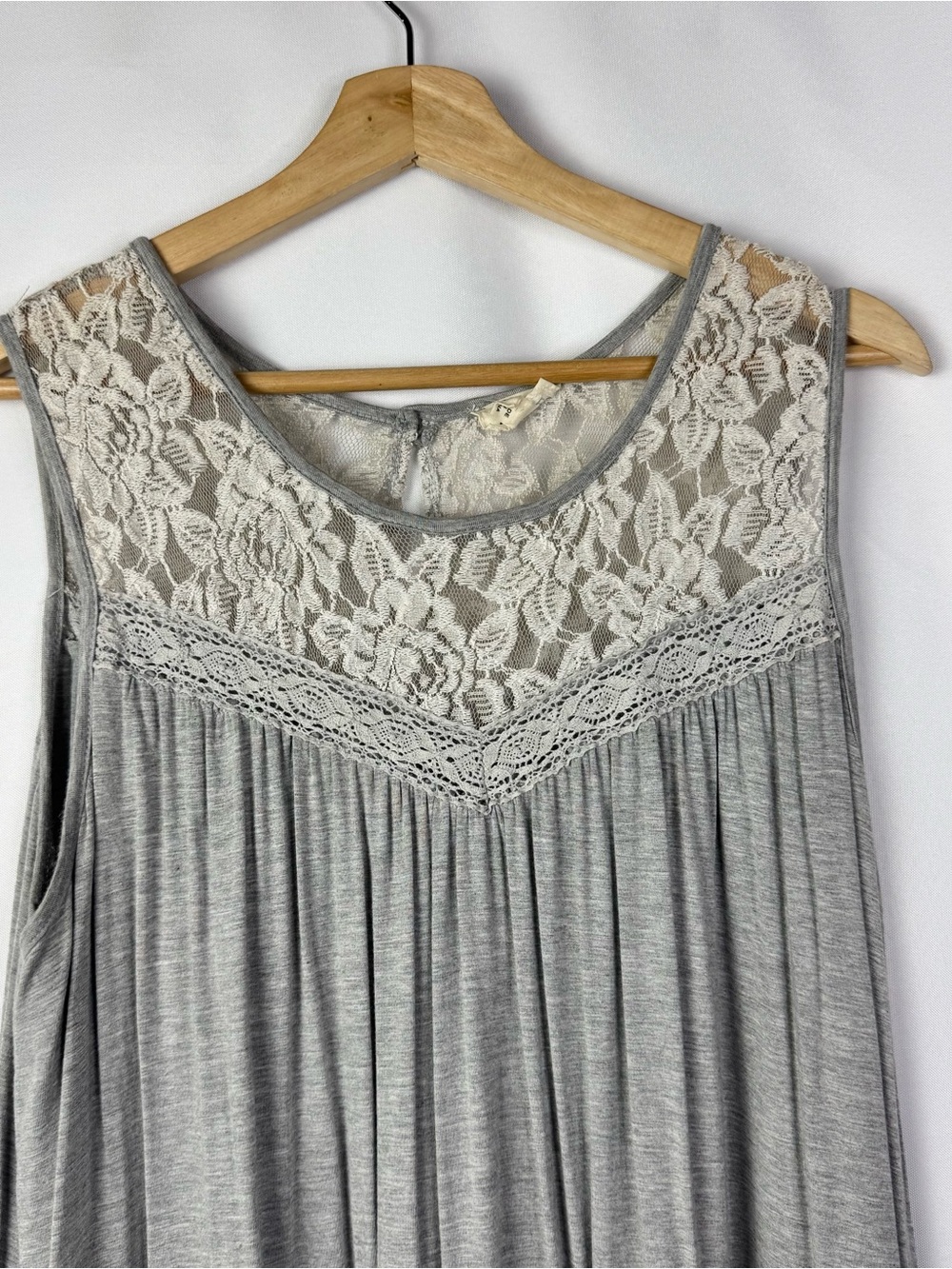 Boutique Gray Lace Panel Sleeveless Swing Tank Top L - Picture 3 of 3